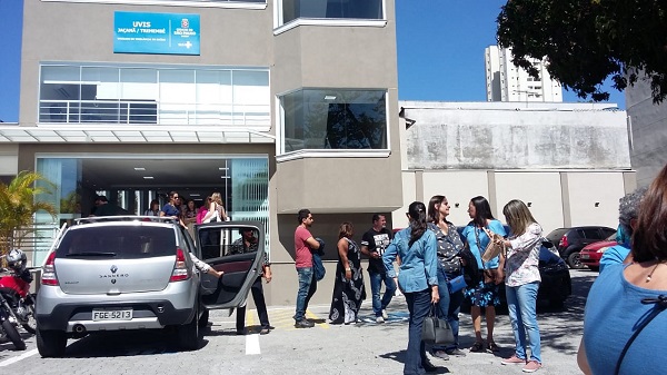 #PraCegoVer: Fachada da UVIS localizada no Jaçanã, com um carro na frente do prédio e munícipes passando em frente